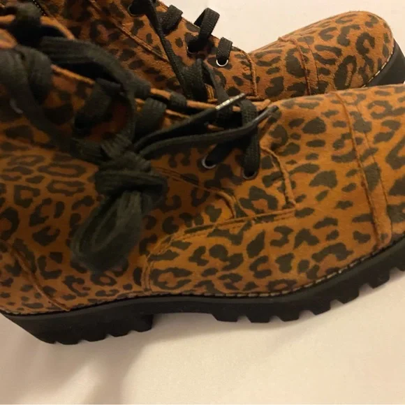 Women’s Donald J. Pliner Cheetah Print Boots Size 8.5 - Picture 2 of 9